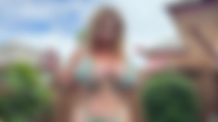 Holly Garner - Green Floral Pool 1 2025-08-04 4K/Holly Garner - Green Floral Pool 1 2025-08-04 4K.mp4